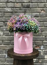 Цветочная композиция из Гипсофила и Розы в шляпной коробке в Новоминской