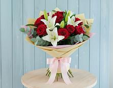 Букет цветов из:  Лилии и Розы в Новоминской