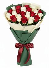 Букет Микс из красных и белых роз в Новоминской