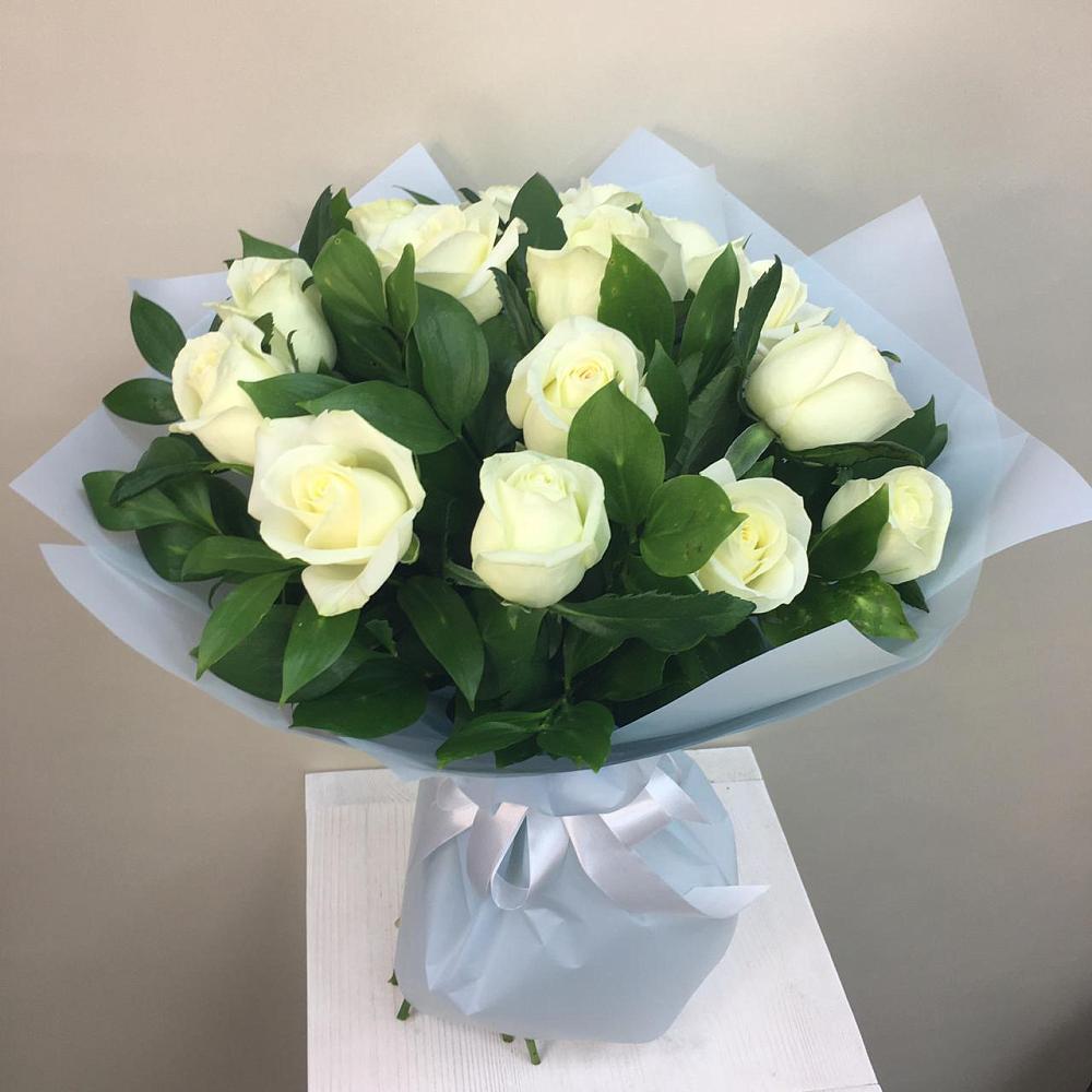 Букет 15 Белых роз Проуд в Новоминской