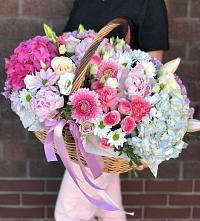 Композиция солнечный день в Новоминской Цветочная композиция из Розы, Хризантемы, Пионы и Лизиантусы в корзине в Новоминской
