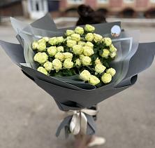 Букет Белые кустовые розы Солинеро в Новоминской