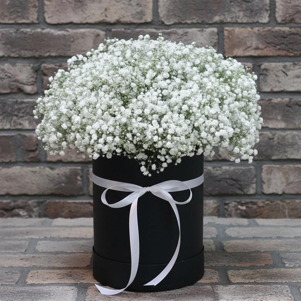 Цветочная композиция из Гипсофила в шляпной коробке в Новоминской