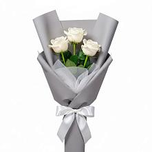 Букет 3 белые розы в Новоминской