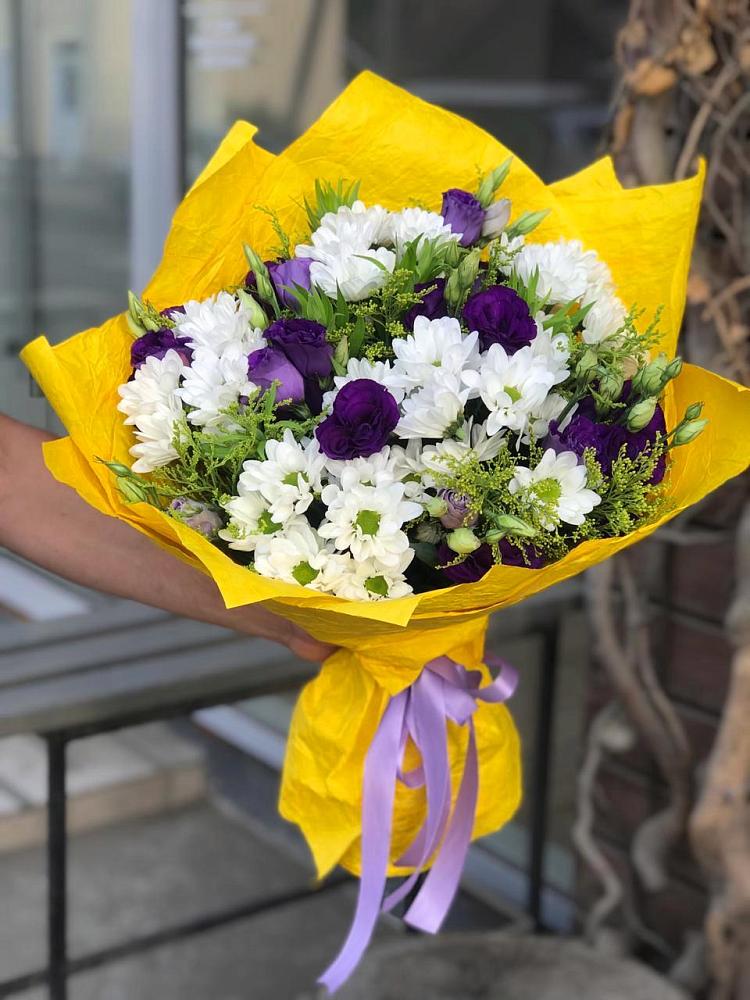 Букет цветов из: Ирисы, Хризантемы и Ромашки в Новоминской