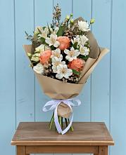 Букет цветов из:  Альстромерии, Лизиантусы, Розы и Хризантемы в Новоминской