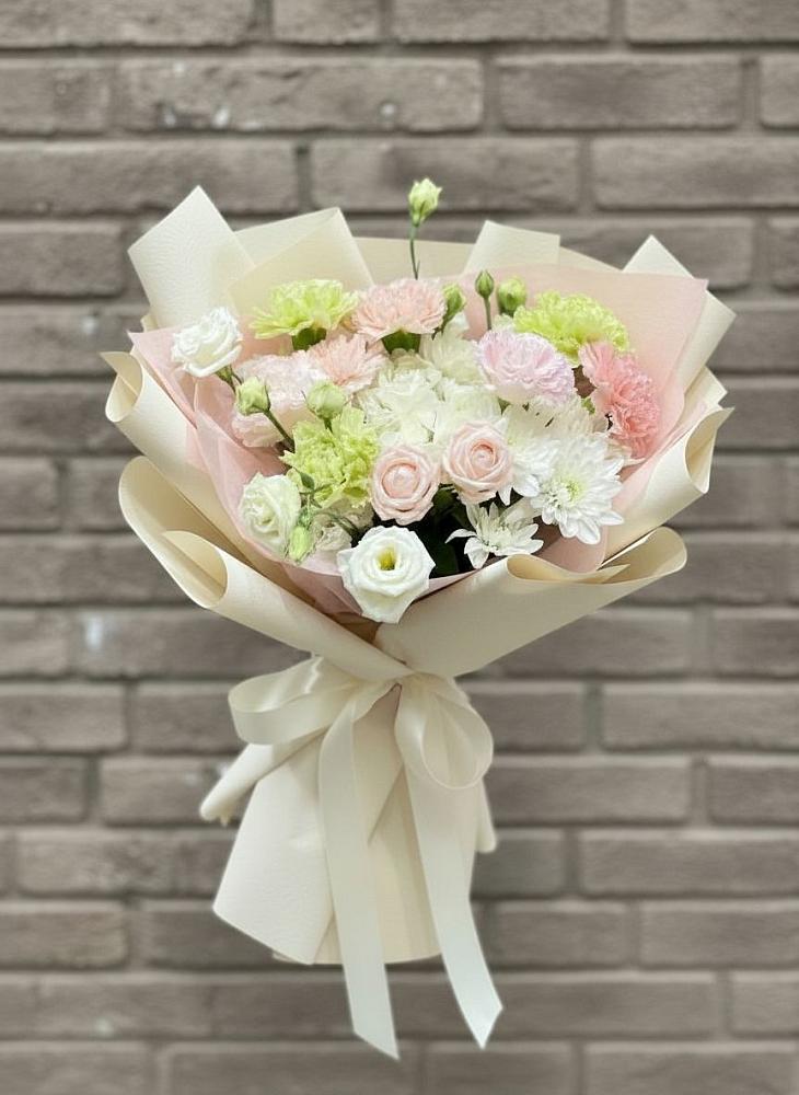 Букет цветов из: Гвоздики, Розы, Лизиантусы и Хризантемы в Новоминской