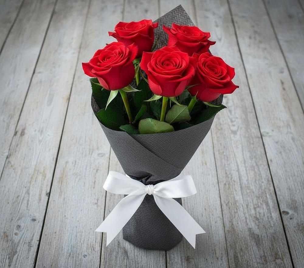 Букет 5 Красных роз Эдлесс Лав в Новоминской