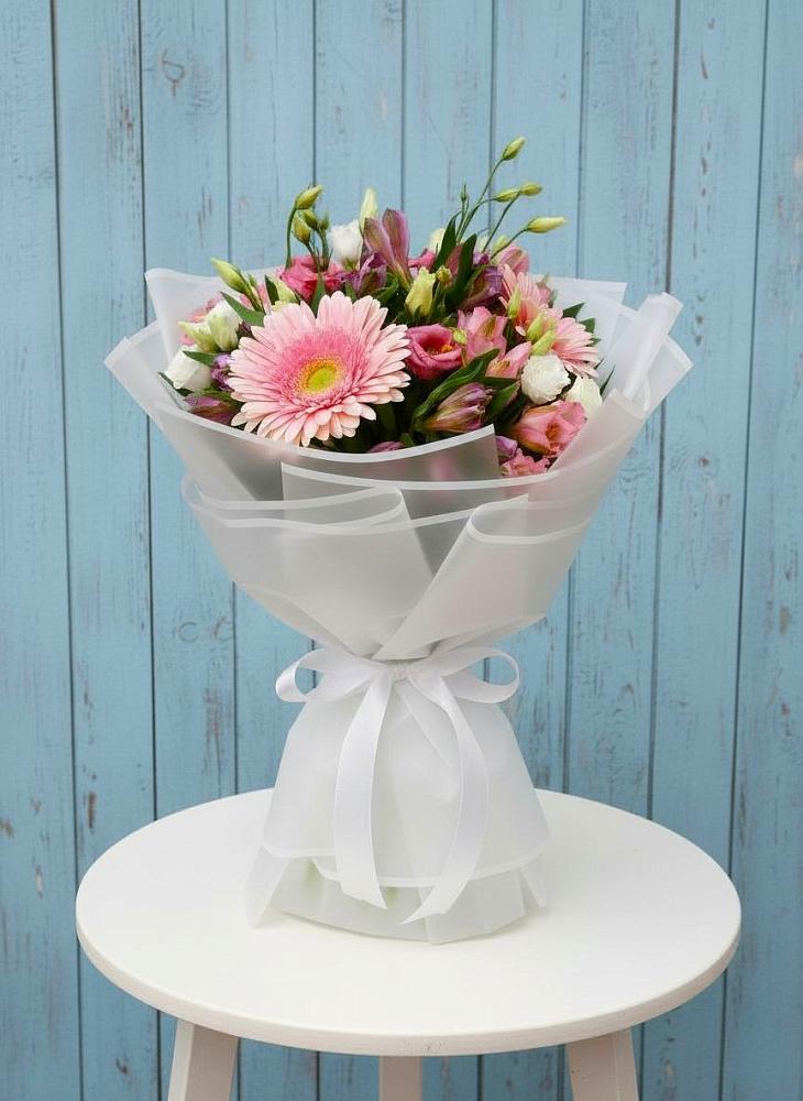 Букет цветов из: Герберы, Альстромерии и Лизиантусы в Новоминской