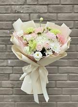 Букет цветов из:  Гвоздики, Розы, Лизиантусы и Хризантемы в Новоминской