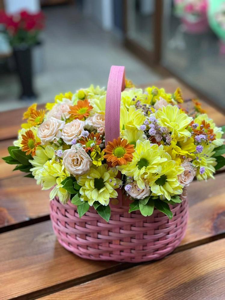 Цветочная композиция из Хризантемы и Розы в корзине в Новоминской