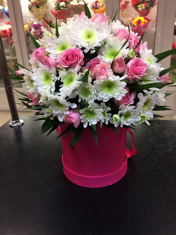 Цветочная композиция из Розы и Хризантемы в шляпной коробке в Новоминской