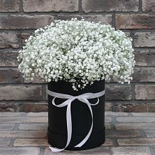 Цветочная композиция из Гипсофила в шляпной коробке в Новоминской