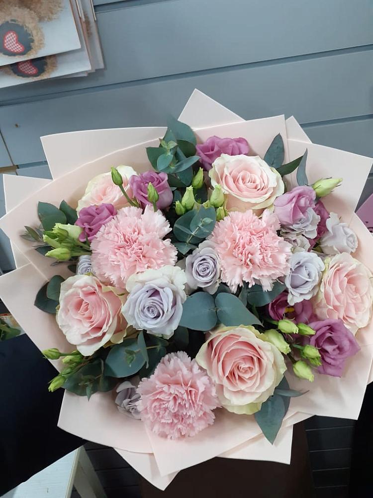 Букет цветов из: Розы, Гвоздики и Лизиантусы в Новоминской