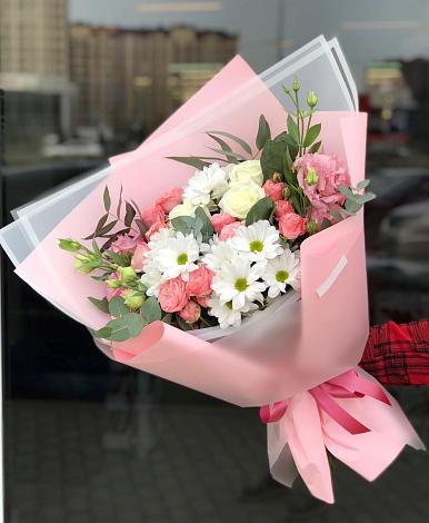 Букет цветов из: Розы, Лизиантусы и Хризантемы в Новоминской